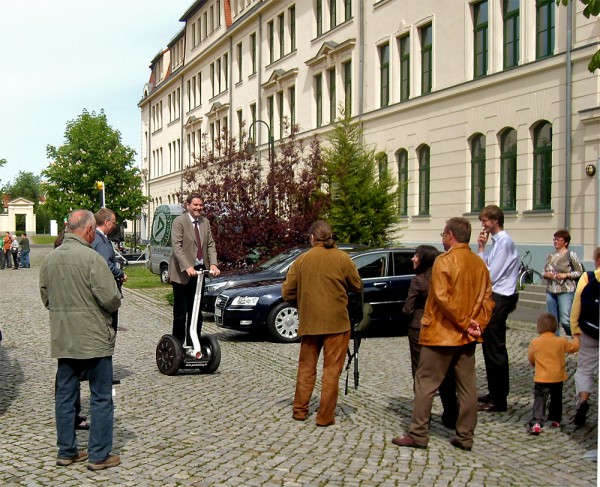 Minister Prof. Dr. Jan-Hendrik Olbertz auf dem Segway