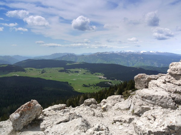 Blick von der Cima di Vezzena nach S auf die Hochfläche von Lusern.<br />Rechts von der Bildmitte Passo Vezzena, darunter Werk Verle